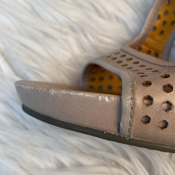 Tsubo Casius Leather Heels in Putty, Size 7 - Picture 15 of 17